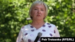 Тамара Калеева сөз бостандығын қорғау митингінде сөйлеп тұр. Алматы, 25 маусым, 2022 жыл (Азаттық архивіндегі фото)
