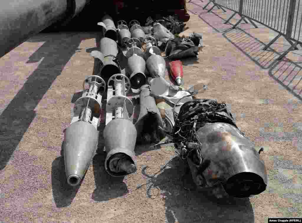 Фрагменти од ракети и проектили изложени во Прага. &nbsp;