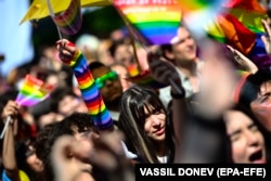 Mii de oameni au participat la Parada Pride în centrul orașului Sofia, Bulgaria, 18 iunie 2022.
