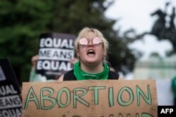Aktivistkinja za prava na abortus tokom demonstracija ispred Bele kuće u Vašingtonu, 9. jul 2022.