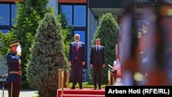 Kryeministrat e Kosovës dhe Shqipërisë, Albin Kurti dhe Edi Rama, në parakalimin e tyre para fillimi të mbledhjes së dy qeverive e cila ishte organizuar në Prishtinë më 20 qershor të vitit 2020.