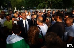  КОстадин Костадинов беседва с протестиращи зад Народното събрание, 22 юни 2022 година 