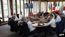 Лидерите от Г-7 слушат видеообръщението на украинския президент Володимир Зеленски в понеделник.
