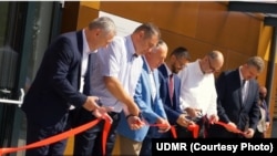 Inaugurarea formală a bazinului olimpic, în 2021. Vicepremierul Kelemen Hunor (în cămașă albă), ministrul Dezvoltării, Cseke Attila (în cămașă cu dungi) și fostul ministru Laszlo Borbely (cu sacou deschis la culoare), în mandatul căruia s-a aprobat, încă din 2008, ridicarea bazinului. Lucrările au început abia în 2019.