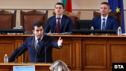 Premijer Kiril Petkov govori pred parlamentom uoči glasanja 22. juna 2022.