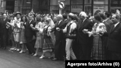 Nicolae Ceaușescu (al cincilea din stânga) în Hora tradițională a Unirii, la inaugurarea Muzeului de Istorie al Republicii Socialiste România, 1972.