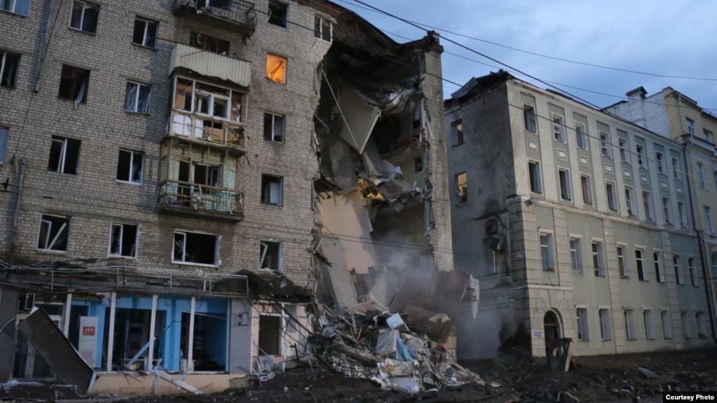 Наслідки обстрілу будинку в Харкові, 11 липня 2022 року (фото з Телеграм-каналу голови Харківської ОВА)