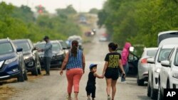 Disa persona duke iu afruar skenës ku ka ndodhur tragjedia në San Antonio.
