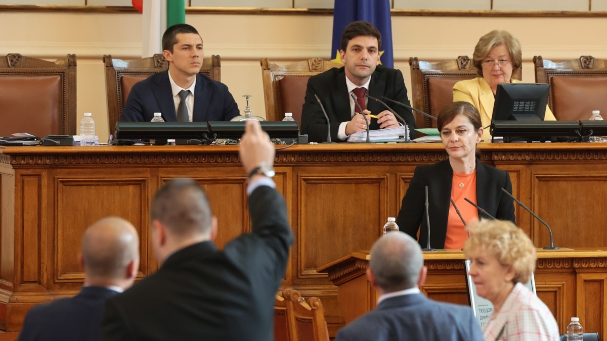 В сряда парламентът изслуша външната министърка в оставка Теодора Генчовска.