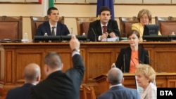 Външната министърка в оставка Теодора Генчовска беше изслушана в парламента в сряда по предложение на "Има такъв народ".