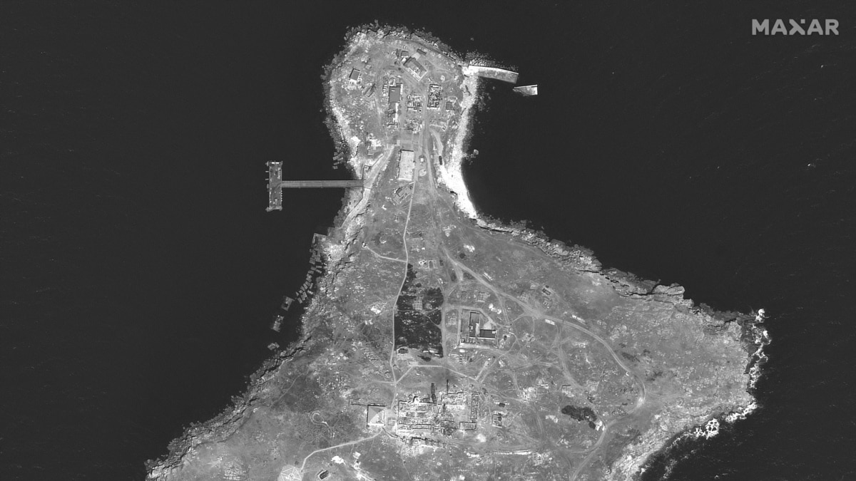 Супутникові знімки зафіксували руйнування на Зміїному після атаки ЗСУ – фото
