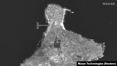 Опубликованы спутниковые снимки разрушений на острове Змеиный