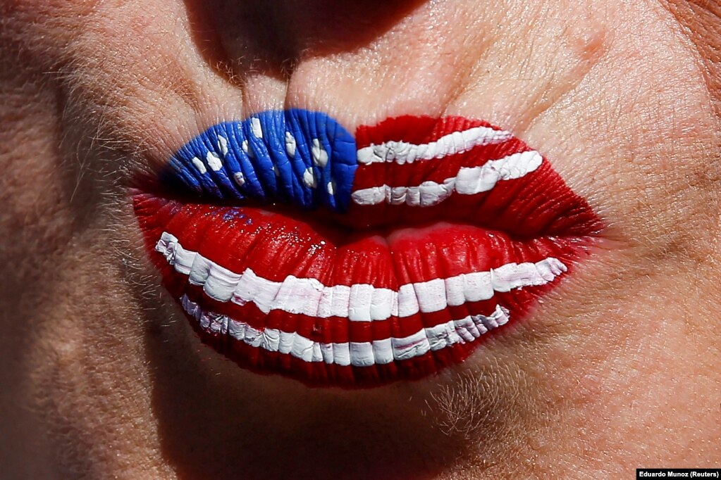 Një grua me buzët e lyera sipas flamurit amerikan, duke marrë pjesë në festimet për 4 Korrikun, në Koni Ajllënd, Nju-Jork.