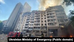 Intervenția salvatorilor după ce un bloc de locuințe din Kiev a fost lovit de o rachetă rusească pe 26 iunie 2022, în cea de-a 123-a zi a invaziei rusești în Ucraina