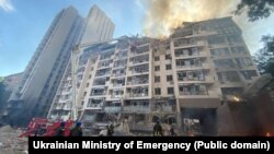 یکی از ساختمان‌های مسکونی آسیب‌دیده در حمله موشکی یک‌شنبه روسیه به کی‌یف