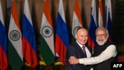 Ondijski premijer Narendra Modi (desno) pozdravlja ruskog predsjednika Vladimira Putina prije sastanka u New Delhiju, decembar 2021. 