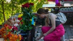 Oamenii depun flori în fața ruinelor mall-ului de la Kremenciug, centrul Ucrainei, atacat luni, la oră de vârf, cu două rachete rusești cu rază lungă de acțiune, lansate din Kursk/Rusia. Kremlinul spune că nu era mall, ci depozit de arme oferite Ucrainei de Occident. 