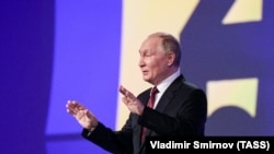 Vladimir Putin a descris sancțiunile occidentale împotriva Rusiei drept „nechibzuite și nebunești”, menite să „zdrobească economia Rusiei dintr-o singură mișcare, prin forță”.