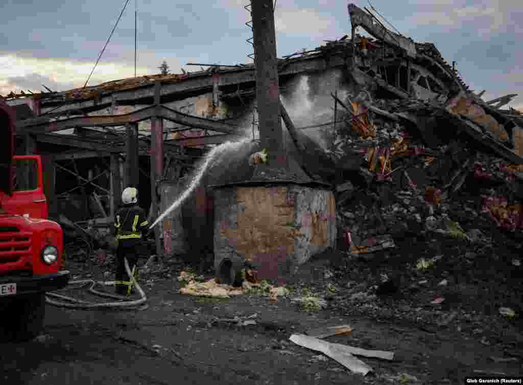 Украински пожарникари го гаснат пожарот предизвикан од руски ракетен напад во населбата Добропиља. Министерството за внатрешни работи објави дека 11 населби во регионот на Доњецк биле цел на 14 јуни, што резултирало со уништување или оштетување на 60 згради.&nbsp;
