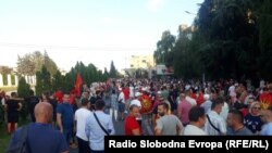 Граѓаните се собираат пред Владата на шестиот ден од протестите против францускиот предлог