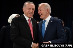 Президент Турции Тайип Эрдоган (слева) и президент США Джо Байден на саммите НАТО. Мадрид, Испания, 29 июня 2022 года