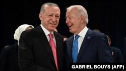 Președintele Turciei, Recep Tayyip Erdoğan (stânga), a mers la Madrid după ce a primit un telefon de la omologul său american, Joe Biden.