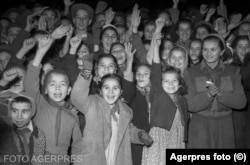 Adunare festivă, din noiembrie 1951, prilejuita de dezvelirea statuii lui Stalin, în orașul Stalin (în prezent Brașov).