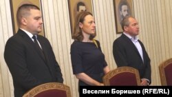  Ива Митева от Има Такъв Народ упрекна представители на Политическа партия, че се обаждат на нейни съпартийци и се пробват да оказват напън посредством техни близки и другари. Тя отхвърли да назове имена. 