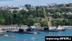 Погрузка ракет «Калибр» на подводную лодку в Южной бухте Севастополя, 16 июня 2022 года