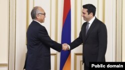 Председатель Национального собрания Армении Ален Симонян (справа) и посол Японии в Армении Фукушима Масанори, Ереван, 8 июля 2022 г.