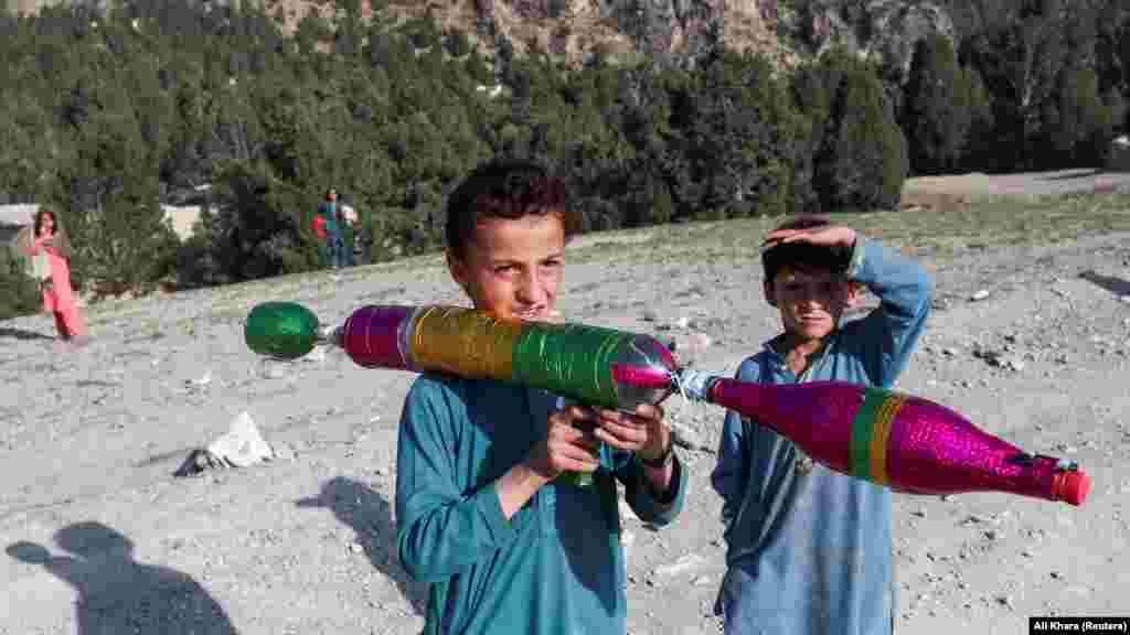 Igra djece na području pogođenom zemljotresom u okrugu Spera u pokrajini Kost, Afganistan, 26. juni 2022.