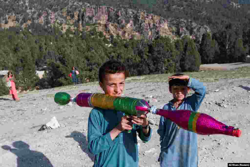 Dječja igra na području pogođenom potresom u okrugu Spera u pokrajini Kost, Afganistan, 26. juni.