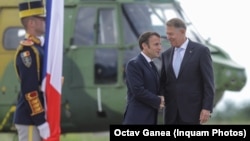 Iohannis cu omologul său francez Emmanuel Macron la Baza Aeriană „Mihail Kogălniceanu”, în iulie 2022.