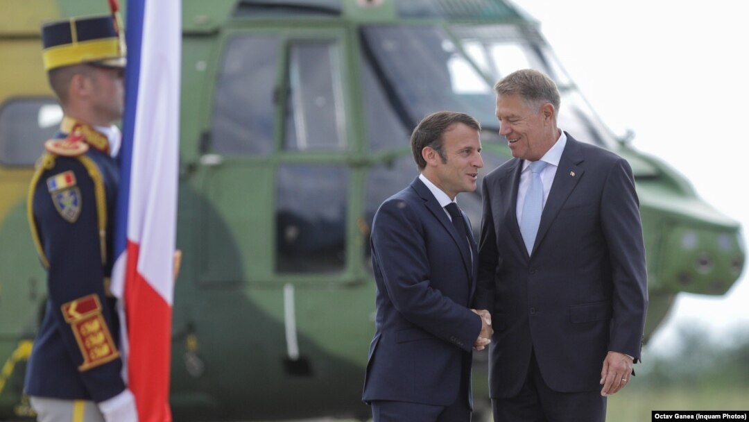 Emmanuel Macron a aterizat la baza NATO/Constanța unde au mers premierul și președintele României. Liderul francez crede că nu e bine să fim în război cu poporul rus. O afirmație mai exactă ar fi că Ucraina își apără teritoriul contra unui regimului autoritarist de la Kremlin. 