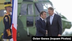 Emmanuel Macron a aterizat la baza NATO/Constanța unde au mers premierul și președintele României. Liderul francez crede că nu e bine să fim în război cu poporul rus. O afirmație mai exactă ar fi că Ucraina își apără teritoriul contra unui regimului autoritarist de la Kremlin. 