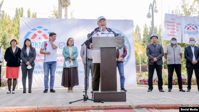 Курманбек Дыйканбаев выступает на встрече партии «Биримдик» с избирателями.