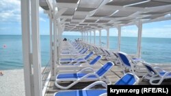 Пустующий пляж на Южном берегу Крыма, июль 2022 года