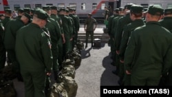 Az orosz hadsereg sorköteles katonái a jegorcsinói regionális gyűjtőállomáson, mielőtt júniusban elindulnának az orosz fegyveres erőkhöz szolgálatra.