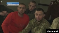 Похищенный на Украине Роман Кисиль (в красном свитере) в репортаже Первого канала