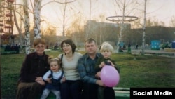 Дмитрий Колкер с семьей