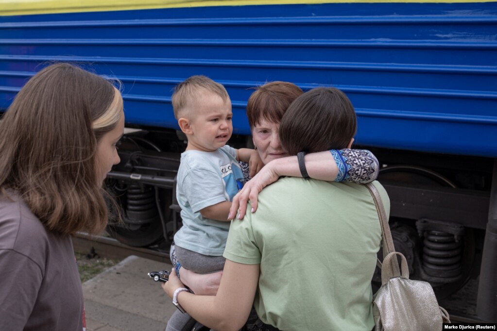 Njerëzit duke u përshëndetur ndërmjet vete para se të hipin në trenin që do t'i dërgojë në Dnipro dhe Lviv si zona relativisht të sigurta.  Bashkimi Evropian u ka dhënë qytetarëve ukrainas të drejtën automatike për të qëndruar dhe punuar nëpër të 27 vendet anëtare të tij deri në tre vjet.