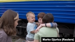Квиток до безпеки: евакуаційні потяги продовжують вивозити людей із небезпечних місць (фоторепортаж)