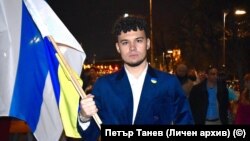 Петър Танев с украинското знаме и знамето на руската опозиция - бяло-синьо-бяло