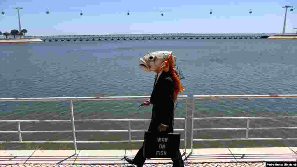Aktivista organizacije Ocean Rebellion odlazi da učestvuje na protestu ispred Okeanske konferencije UN-a protiv onoga što opisuje kao "rat protiv riba", Lisabon, Portugal, 27. juni 2022.