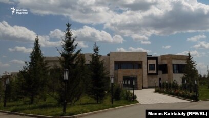 жұмыста шұлық киген әйел Король сотындағы графиняның порносы