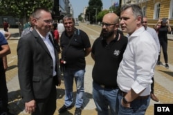  Съпредседателите на Вътрешна македонска революционна организация Ангел Джамбазки (вляво) и Александър Сиди (крайният вдясно) първо бяха обкръжили входа на кооперацията на премиера на ул. 