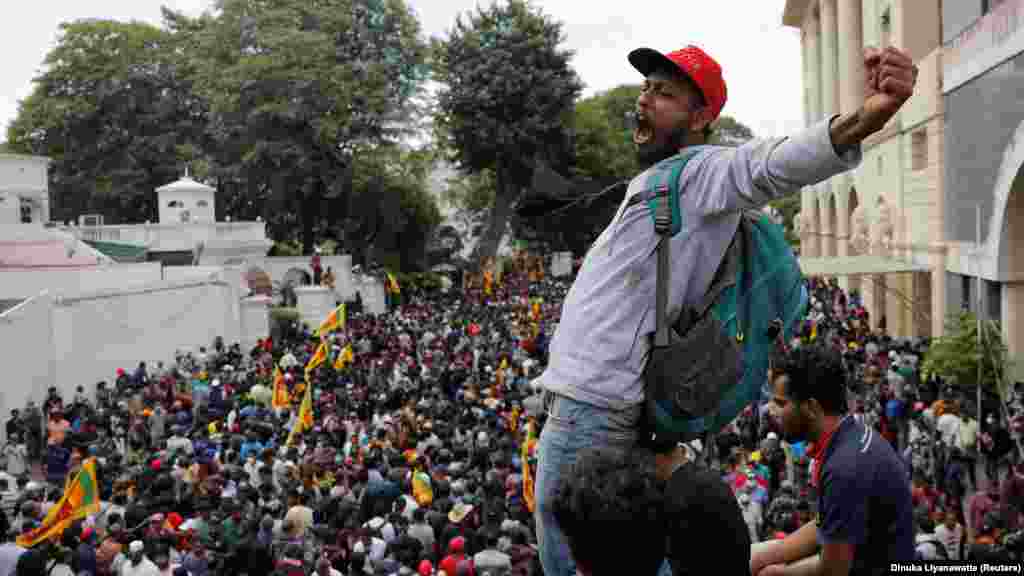 Demonstranti unutar kompleksa predsedničke rezidencije u Šri Lanki, 9. jul 2022.