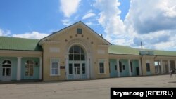 Здание железнодорожного вокзала в Феодосии, июнь 2022 года