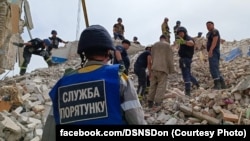 Розбір завалів зруйнованих елементів будинку триває