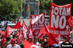 Demonstranti učestvuju u anti-NATO protestu uoči NATO samita, koji će se održati 28. i 30. juna u Madridu, Španija, 26. juna 2022.